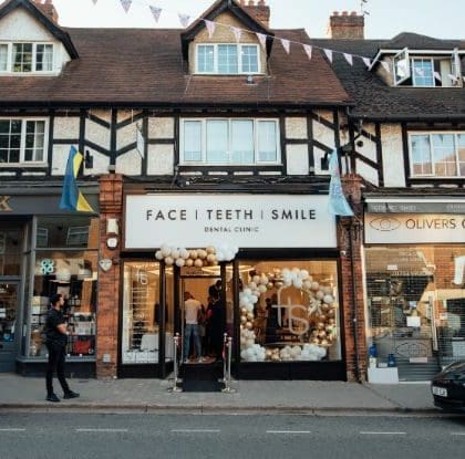 How to Keep Teeth White and Healthy During the Christmas Party Season